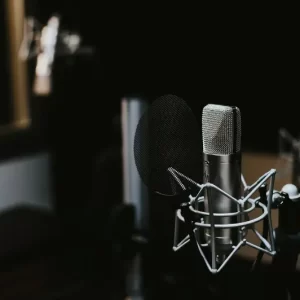 Set de grabación enfocando un micrófono